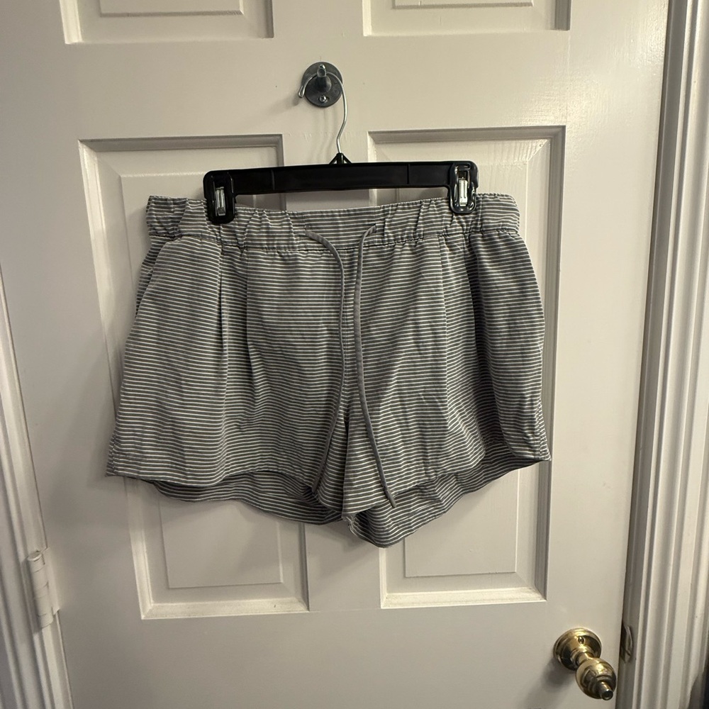 Lululemon Stroll at Sundown Short 3" -Size 10